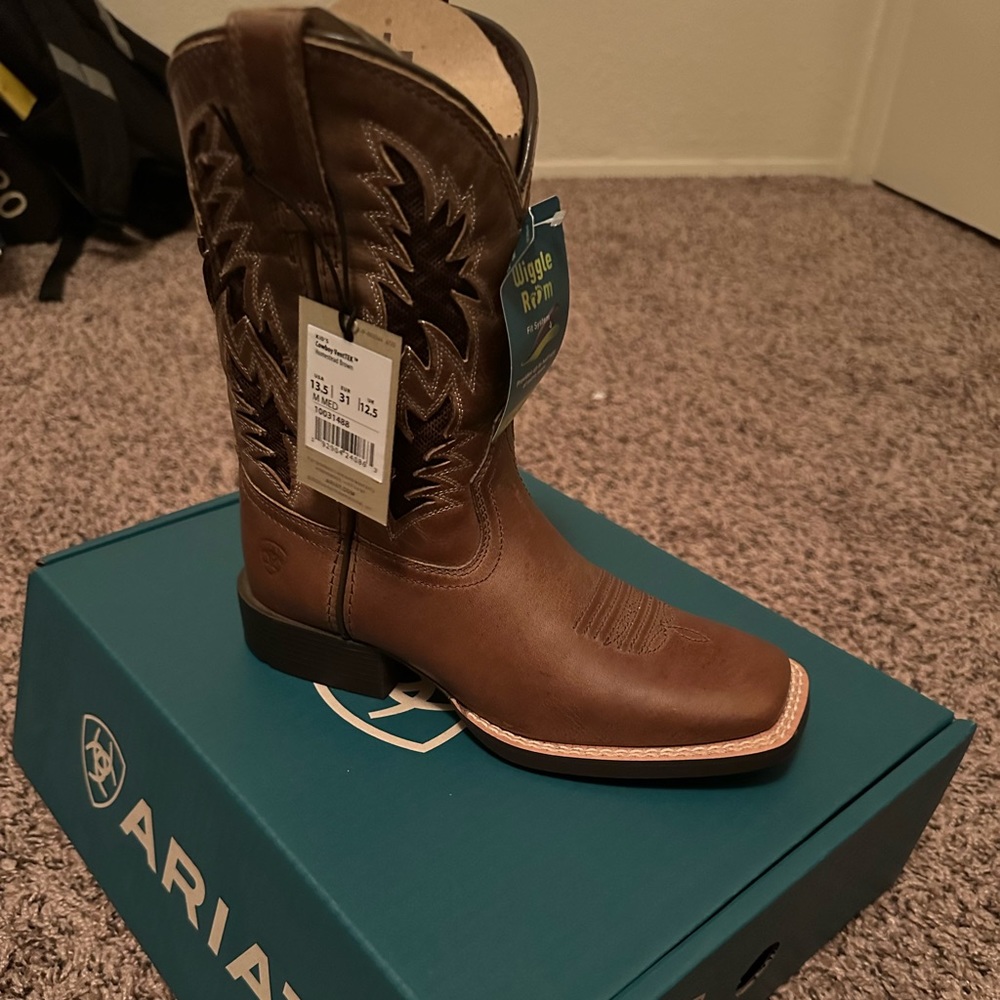 SOLD !! Kids Ariat boots